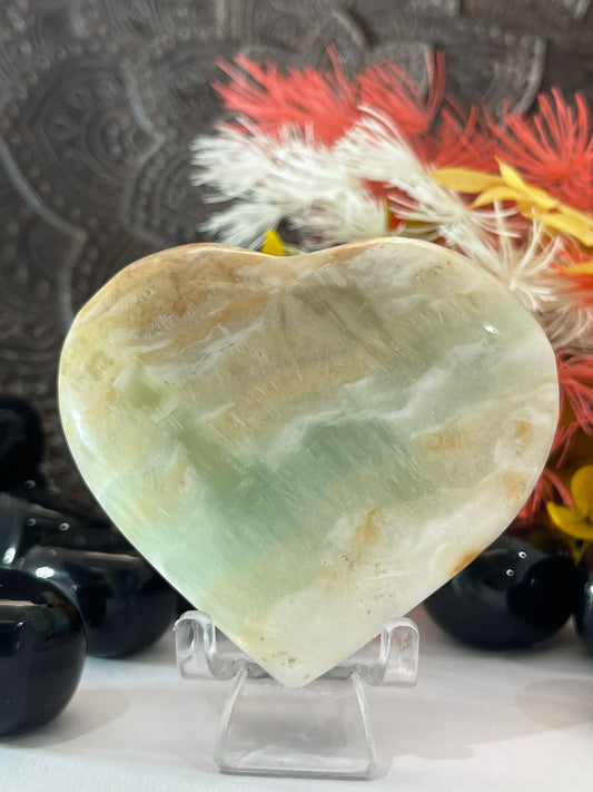 🌊 Caribbean Calcite Heart carving
